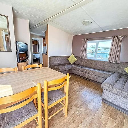 10 Berth Caravan For Hire At Seawick Holiday Park In Essex Ref 27102Sw Clacton-on-Sea Exterior photo