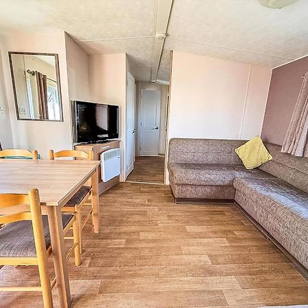 10 Berth Caravan For Hire At Seawick Holiday Park In Essex Ref 27102Sw Clacton-on-Sea Exterior photo
