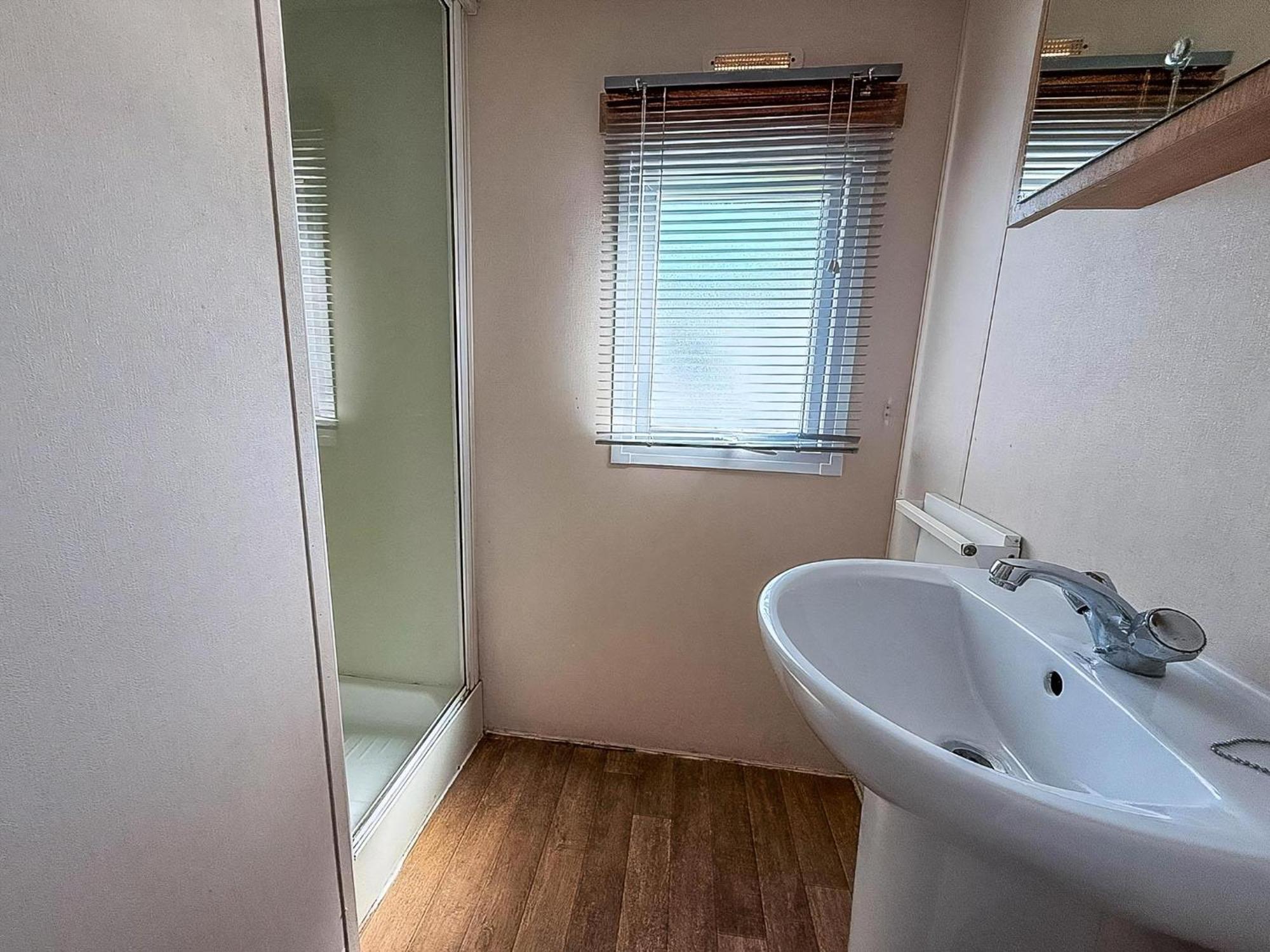 10 Berth Caravan For Hire At Seawick Holiday Park In Essex Ref 27102Sw Clacton-on-Sea Exterior photo